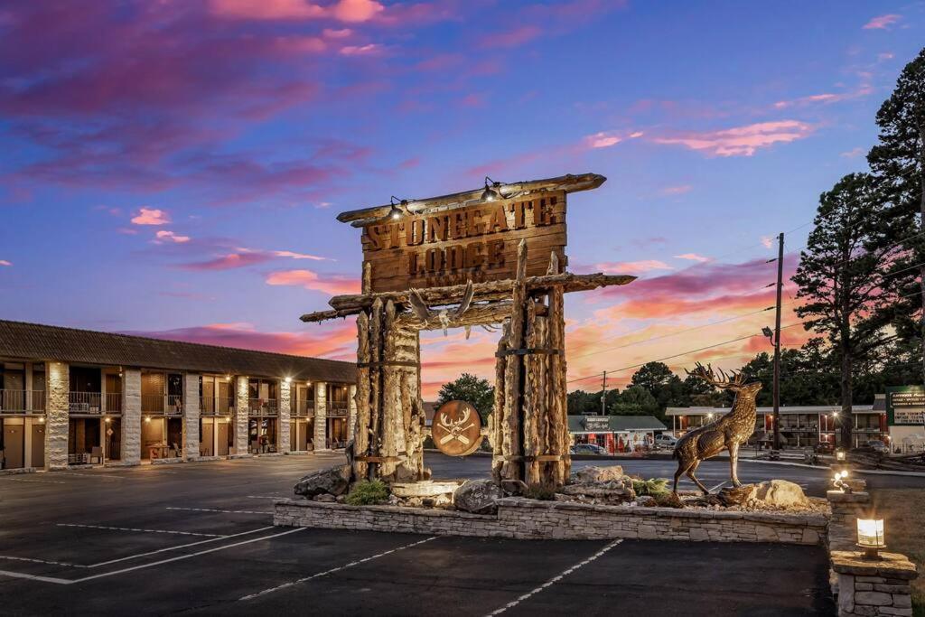 Stonegate Lodge 2 Queen Beds Wifi 50In Roku Tv Salt Water Pool Room #105 Eureka Springs Exteriör bild