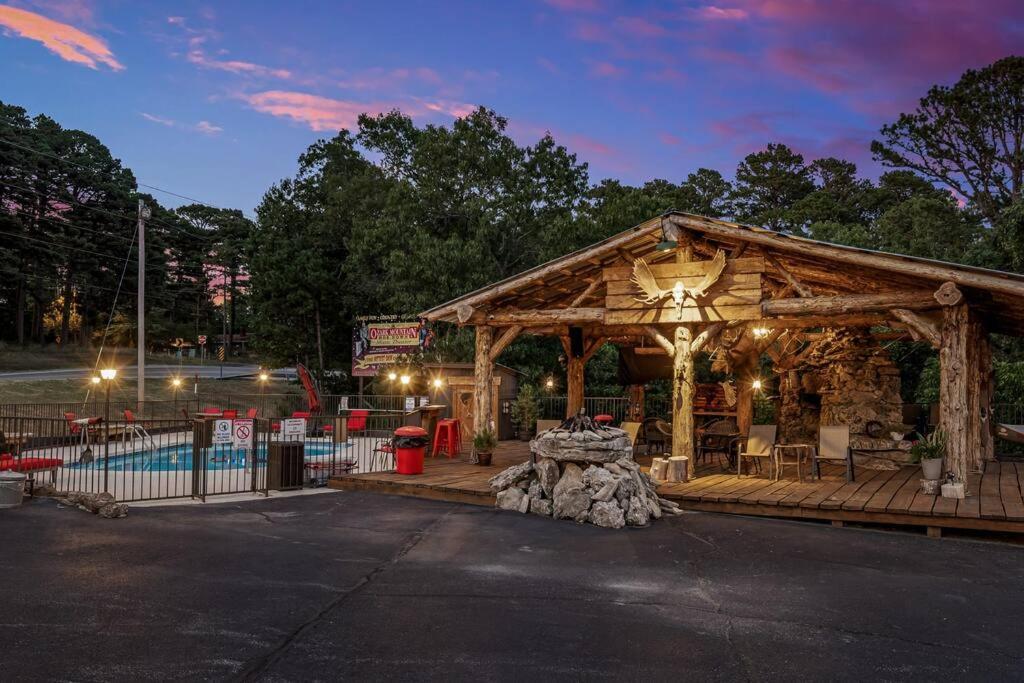 Stonegate Lodge 2 Queen Beds Wifi 50In Roku Tv Salt Water Pool Room #105 Eureka Springs Exteriör bild