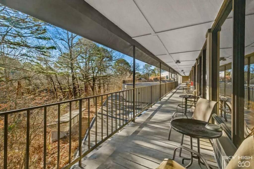 Stonegate Lodge 2 Queen Beds Wifi 50In Roku Tv Salt Water Pool Room #105 Eureka Springs Exteriör bild
