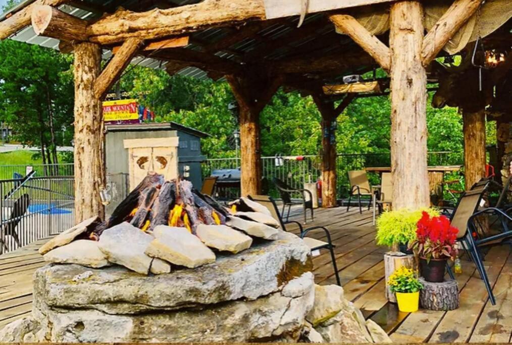 Stonegate Lodge 2 Queen Beds Wifi 50In Roku Tv Salt Water Pool Room #105 Eureka Springs Exteriör bild