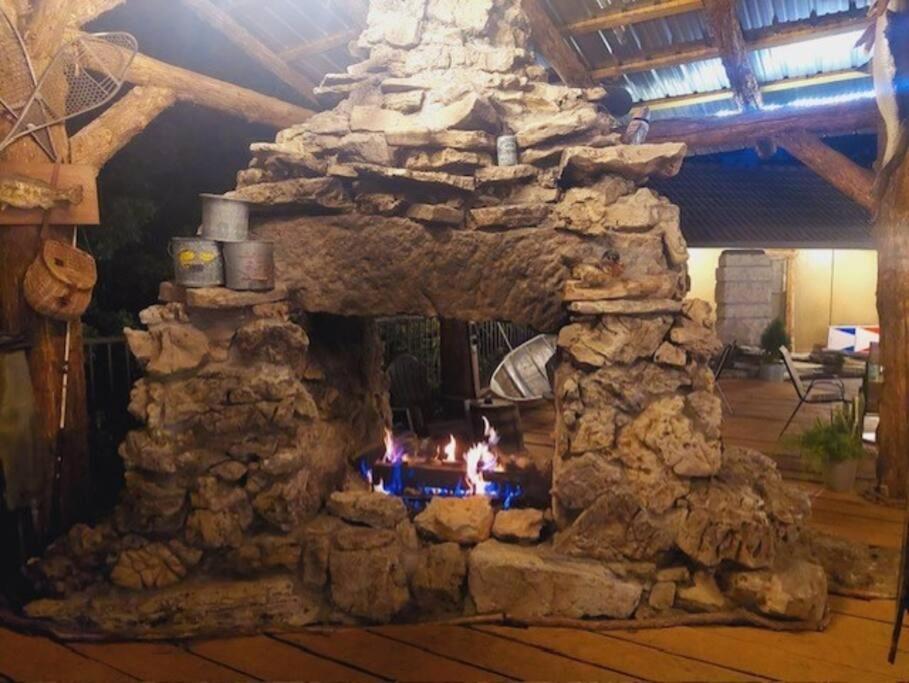 Stonegate Lodge 2 Queen Beds Wifi 50In Roku Tv Salt Water Pool Room #105 Eureka Springs Exteriör bild