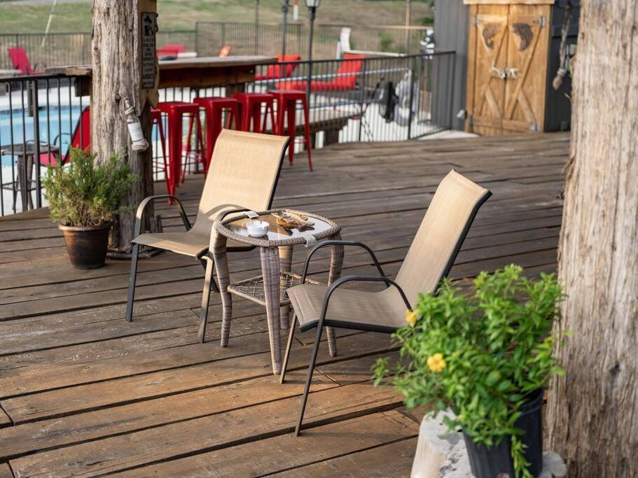 Stonegate Lodge 2 Queen Beds Wifi 50In Roku Tv Salt Water Pool Room #105 Eureka Springs Exteriör bild
