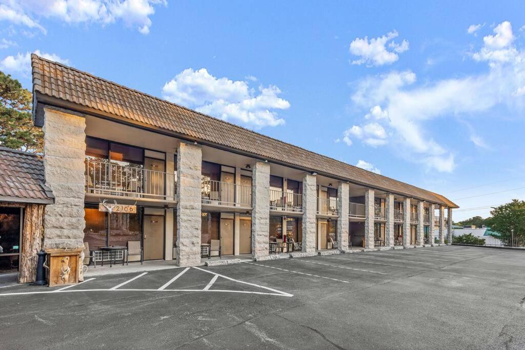 Stonegate Lodge 2 Queen Beds Wifi 50In Roku Tv Salt Water Pool Room #105 Eureka Springs Exteriör bild