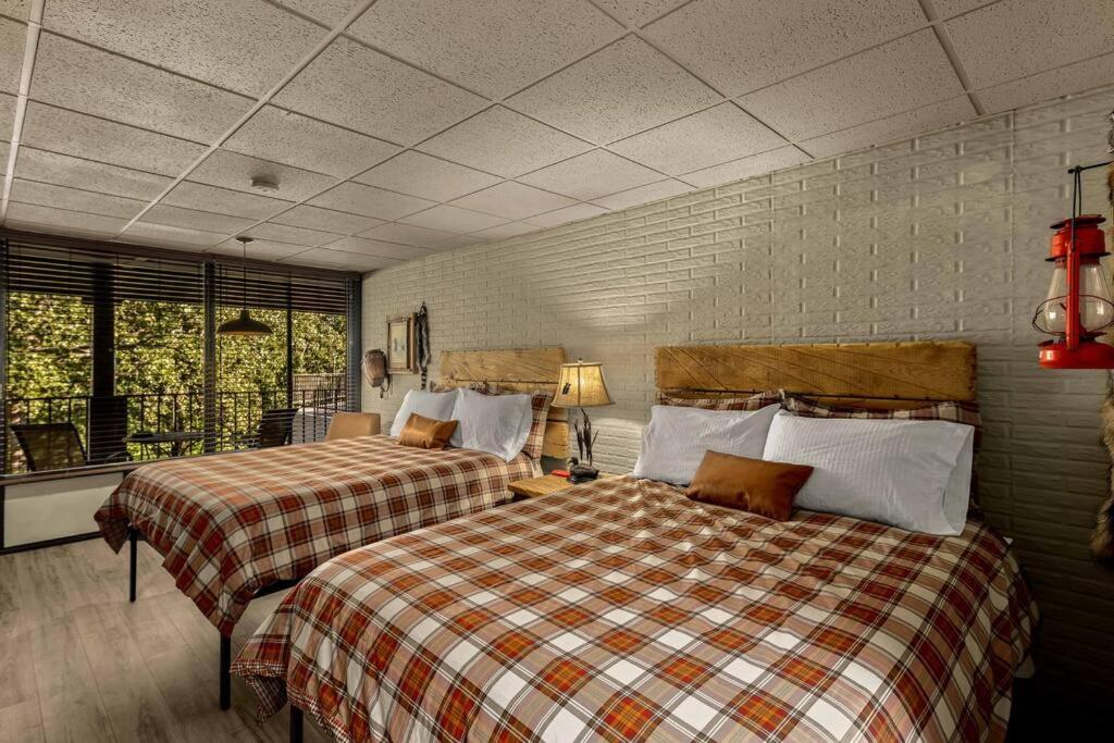 Stonegate Lodge 2 Queen Beds Wifi 50In Roku Tv Salt Water Pool Room #105 Eureka Springs Exteriör bild