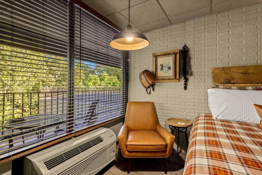 Stonegate Lodge 2 Queen Beds Wifi 50In Roku Tv Salt Water Pool Room #105 Eureka Springs Exteriör bild